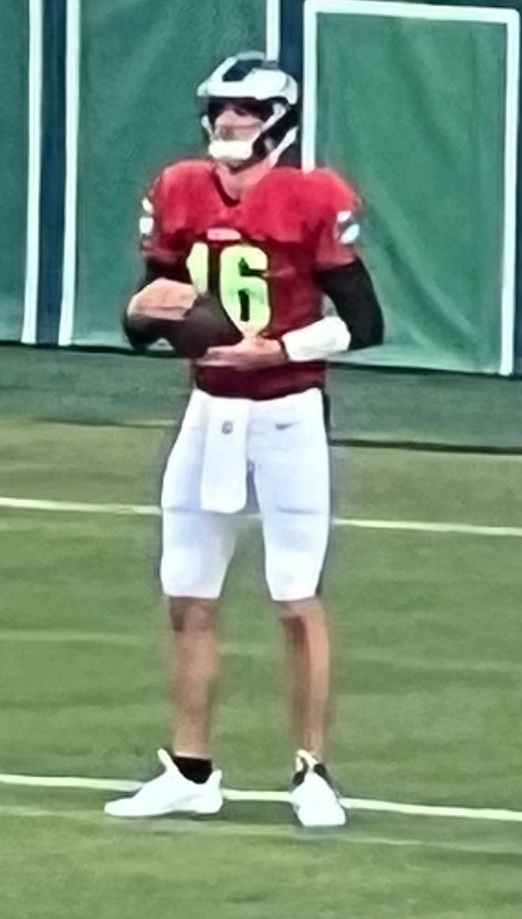 Tanner McKee con el número 16 de las Águilas en un entrenamiento