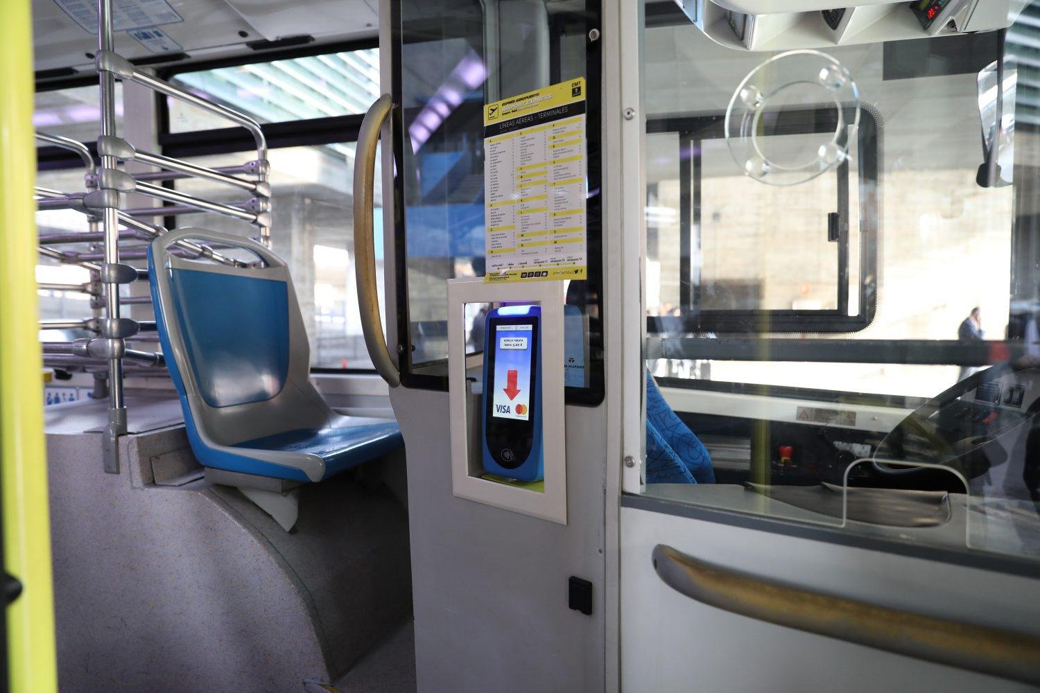 Pago con tarjeta bancaria en un validador de un autobús de la EMT de Madrid