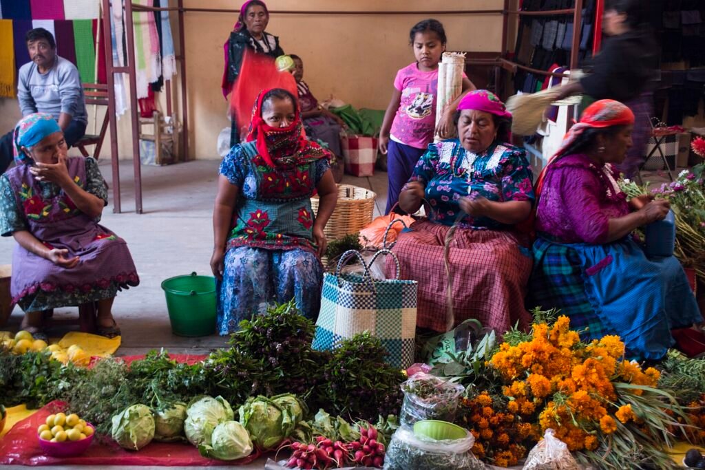 Mujeres de San Bartolomé Quialana venden productos en el mercado de Tlacolula, Oaxaca