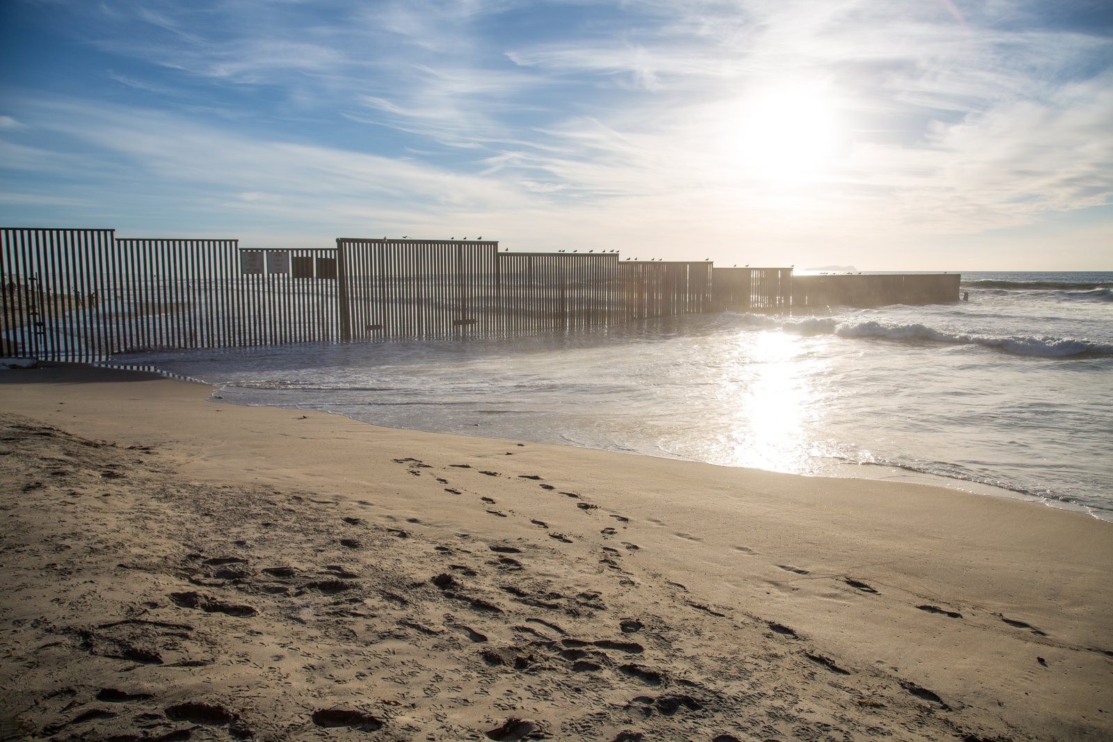 Valla fronteriza entre Estados Unidos y México que entra al mar en Imperial Beach, California