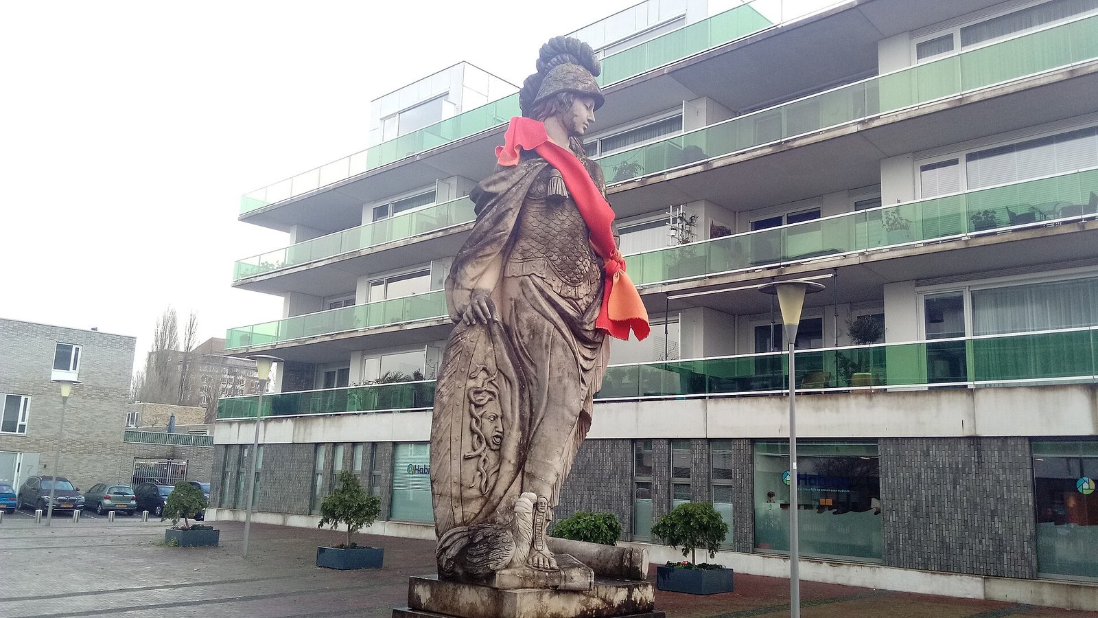 Pañuelo naranja colocado sobre una estatua en Rotterdam por el Día Internacional de la Eliminación de la Violencia contra la Mujer