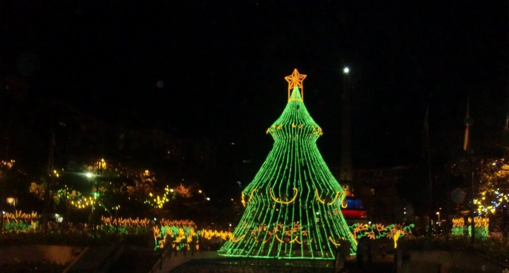 Decoración navideña en la Plaza Francia de Altamira, en Caracas, Venezuela