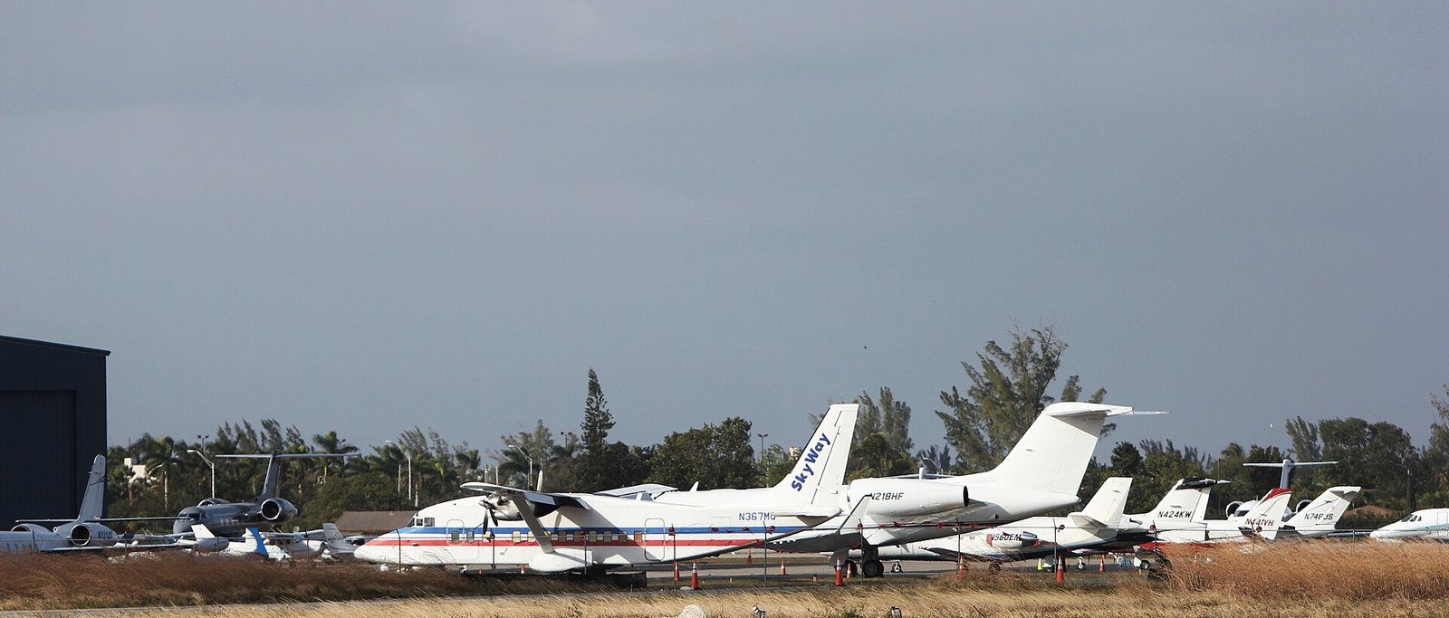 Aviones estacionados en el aeropuerto ejecutivo de Opa-locka, en Miami