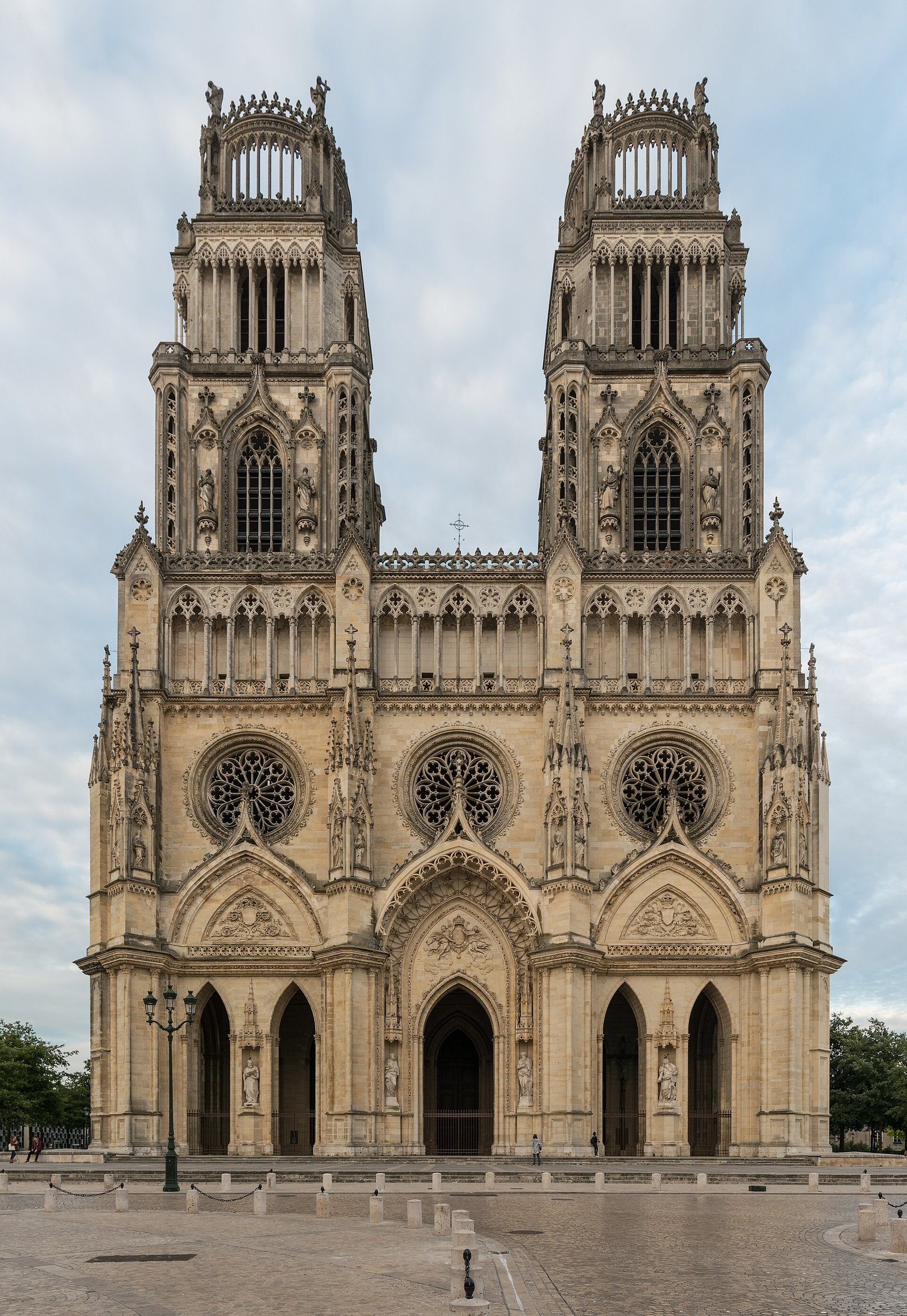 Fachada oeste de la catedral de la Santa Cruz en Orleans, Francia