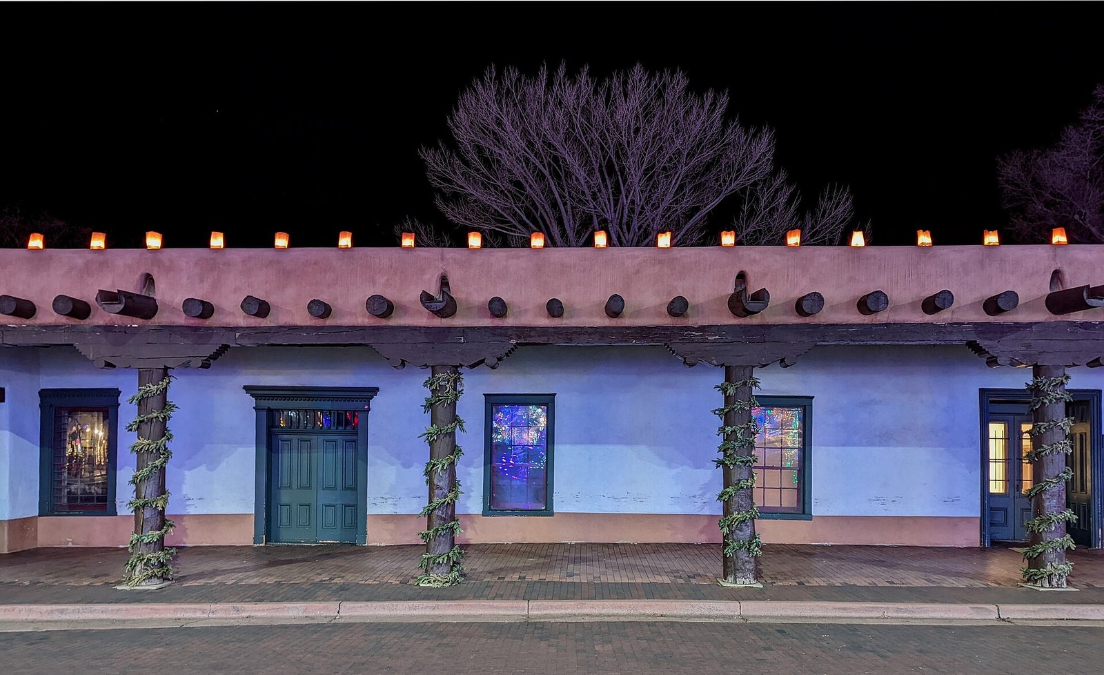 Palacio de los Gobernadores en Santa Fe, Nuevo México, de noche