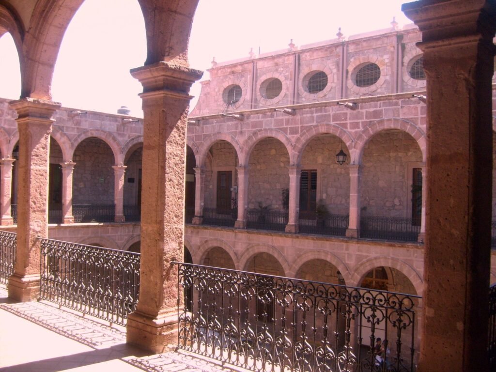 Patio con arcos de cantera del Palacio de Gobierno de Morelia