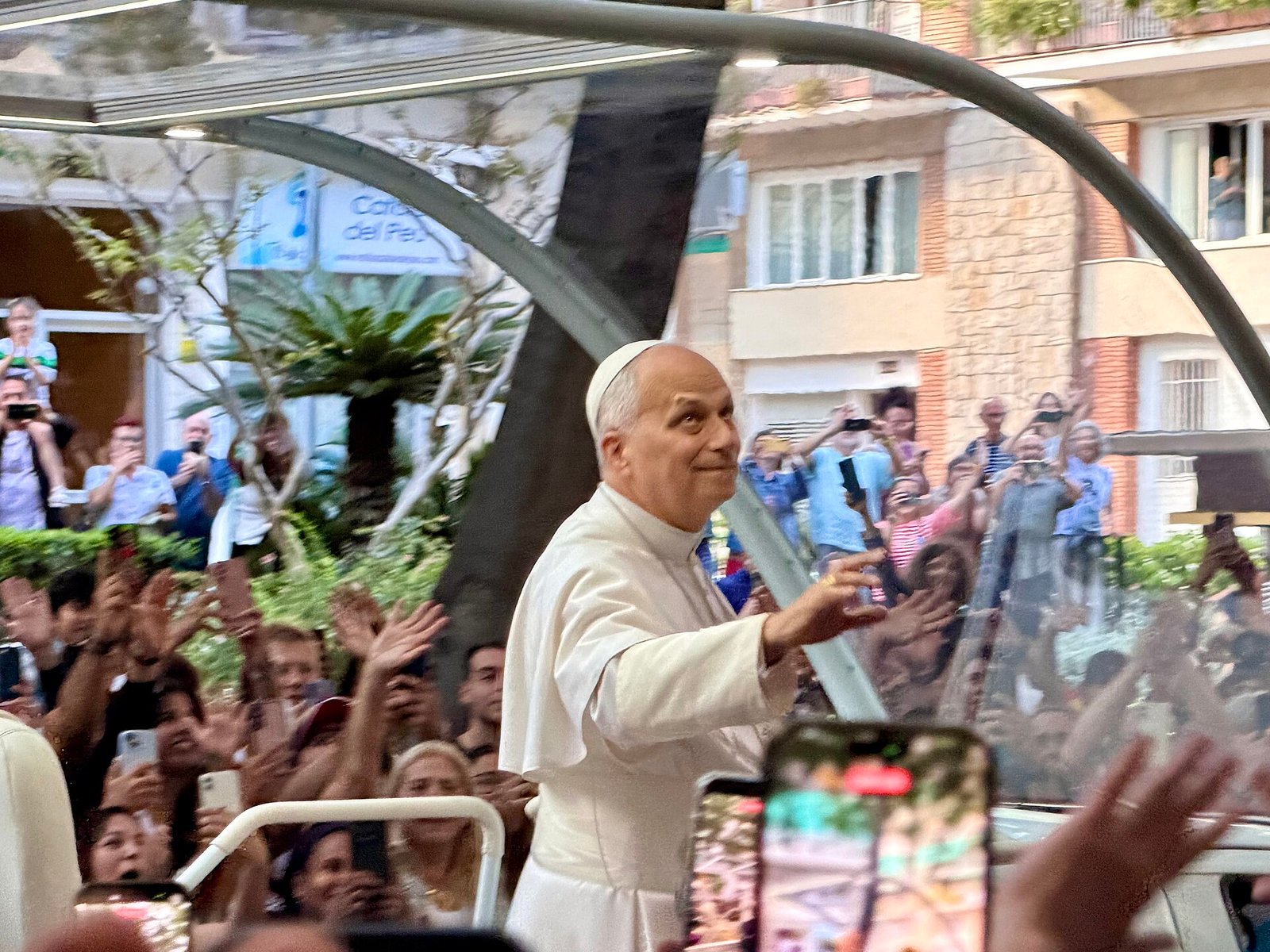 El papa León XIV saluda a la multitud desde el papamóvil en Barcelona