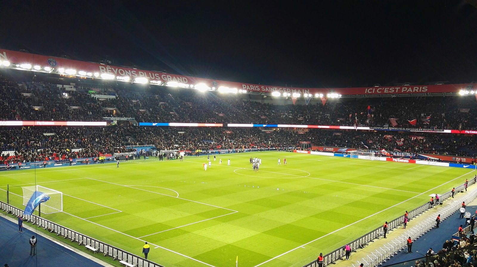 Vista nocturna del Parque de los Príncipes durante un partido