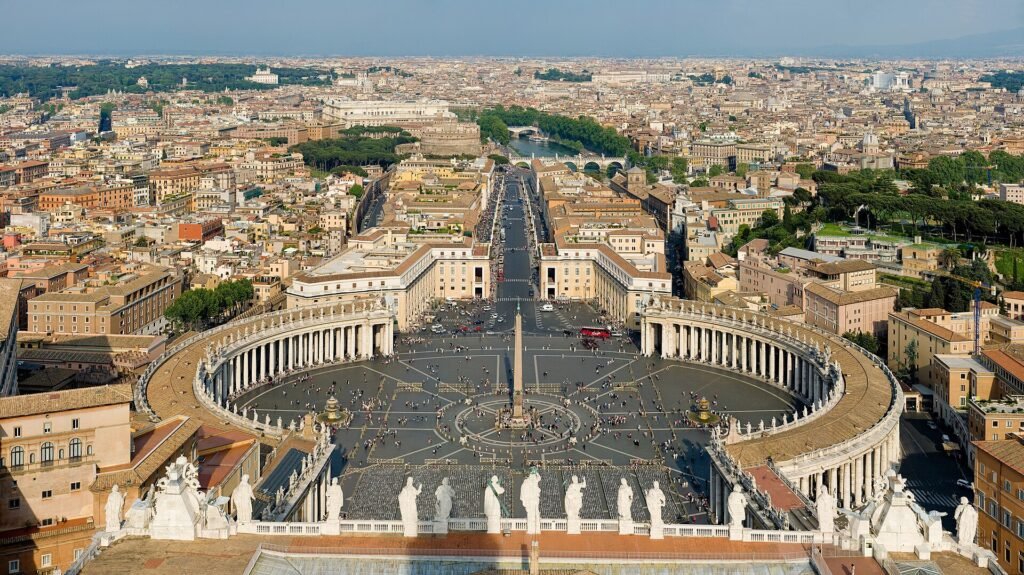 Vista panorámica de la plaza de San Pedro en el Vaticano