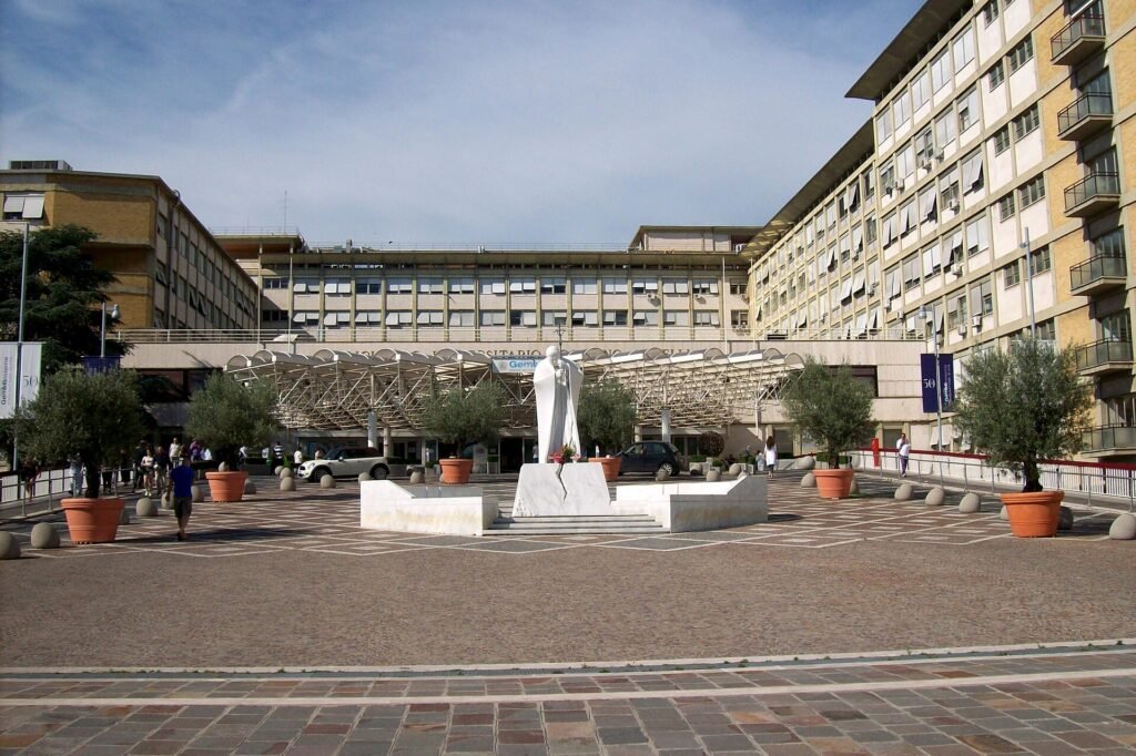 Explanada de acceso del Policlínico Gemelli en Roma con la estatua de Juan Pablo II