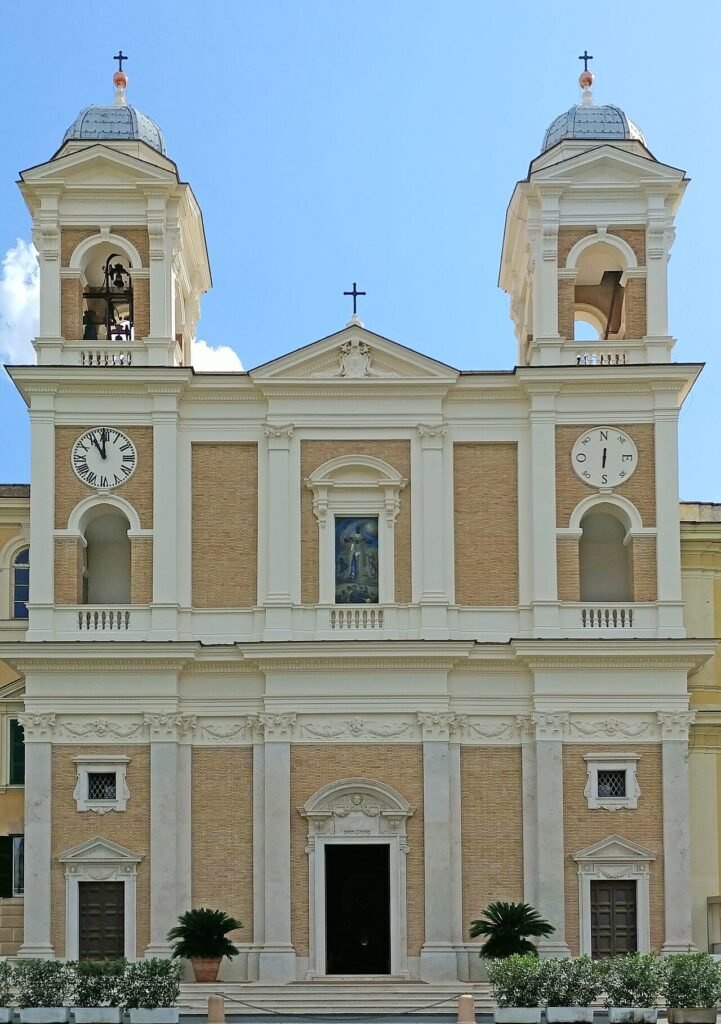 Fachada de la iglesia del Sagrado Corazón dentro del Policlínico Gemelli de Roma
