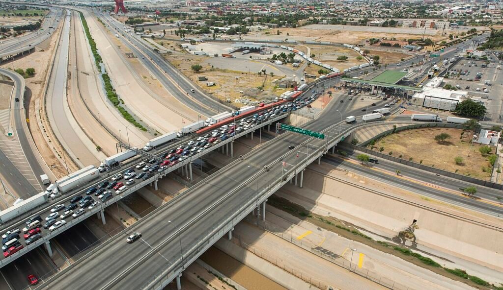 Vista aérea de un puente internacional entre Ciudad Juárez y El Paso