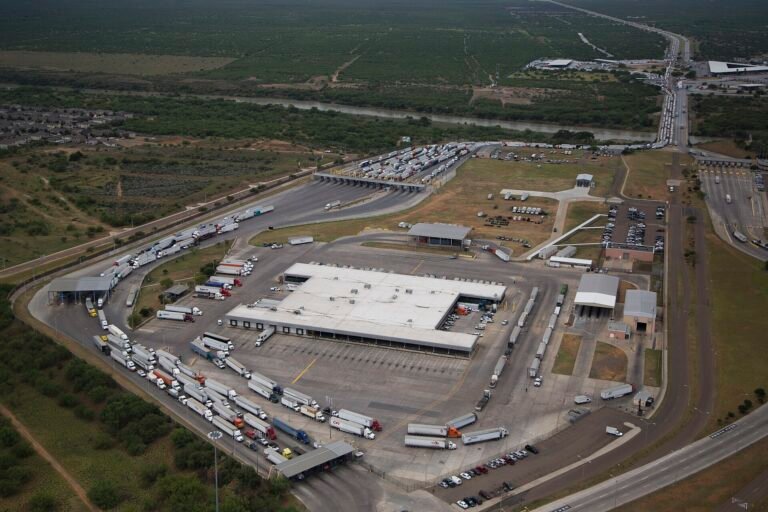 Vista aérea del puente internacional World Trade en Laredo, Texas, con camiones de carga