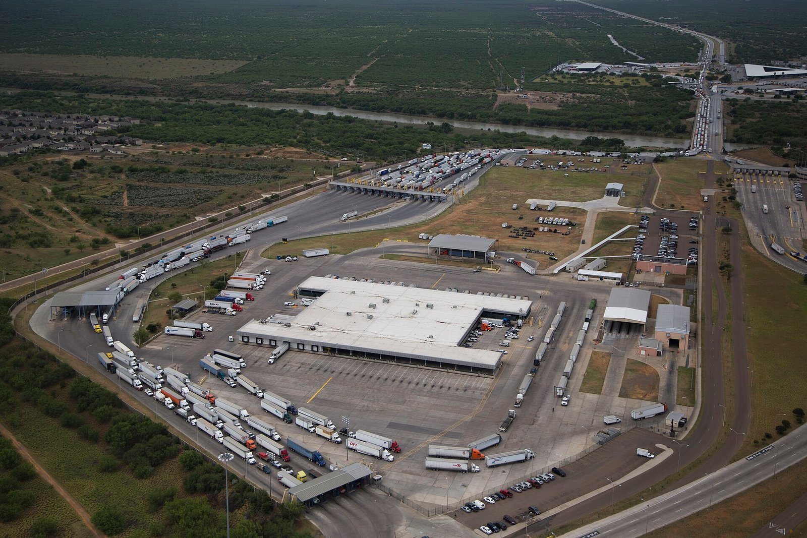 Vista aérea del puente internacional World Trade en Laredo, Texas, con camiones de carga