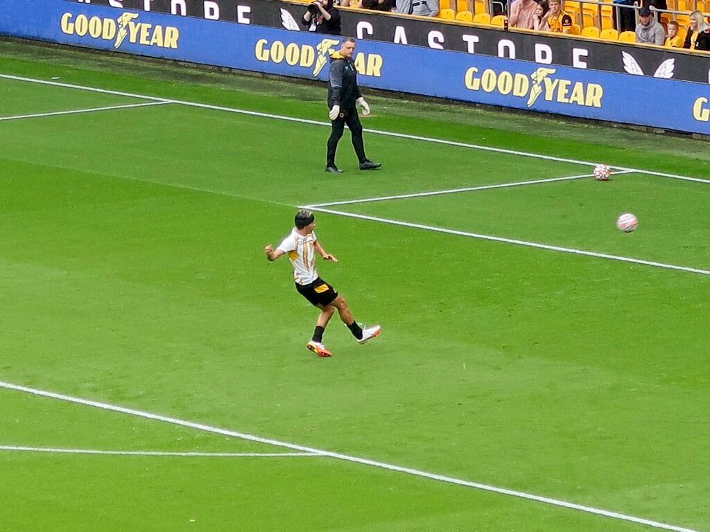 Raúl Jiménez en la cancha con el uniforme del Wolverhampton