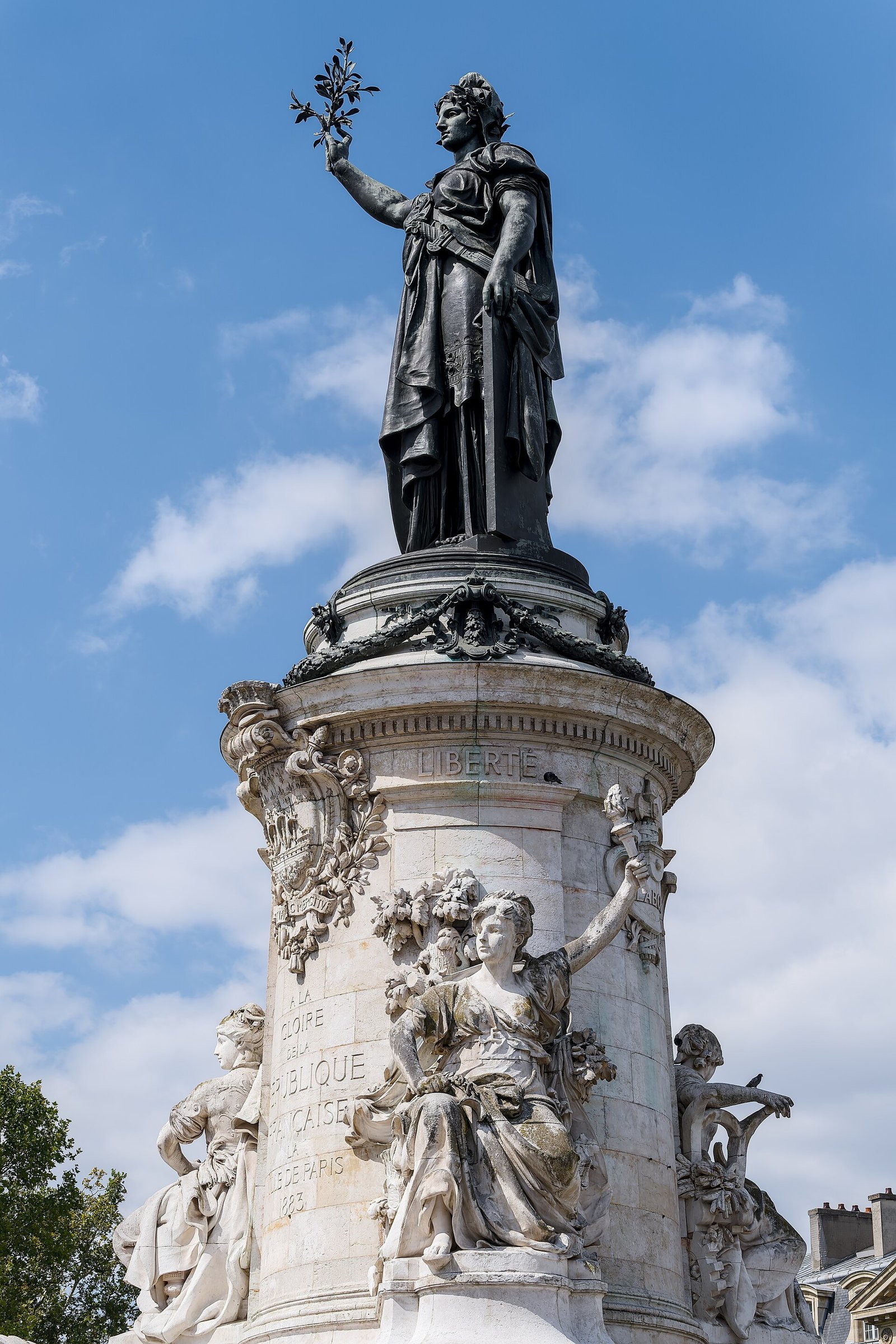 Monumento a la República en la plaza de la República de París
