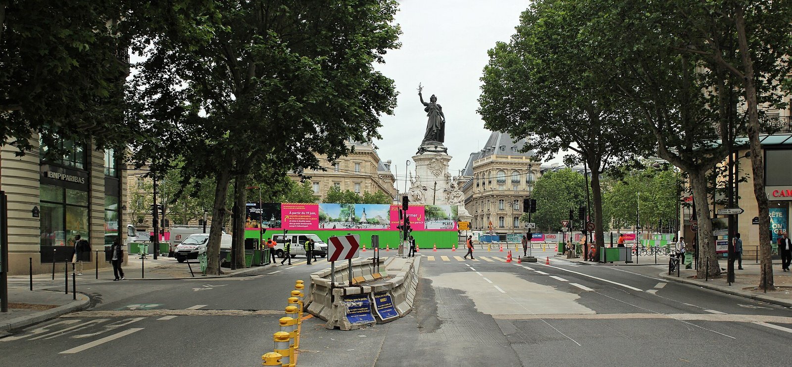Avenida que desemboca en la plaza de la República de París con el monumento al fondo