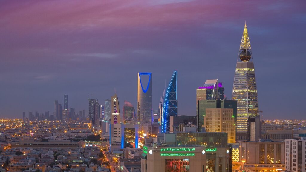 Vista nocturna de los rascacielos de Riad, Arabia Saudita