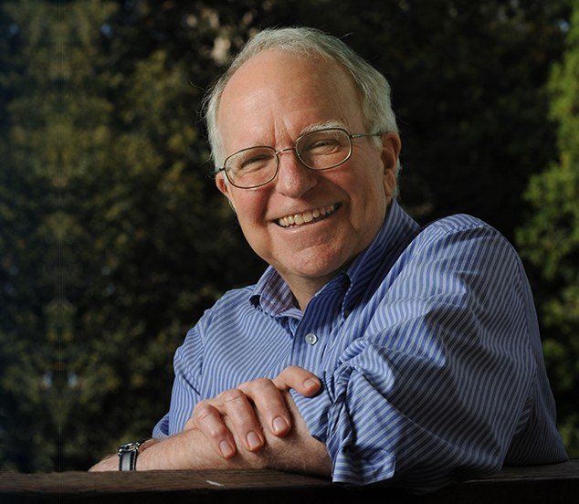 Retrato del economista Robert E. Hall, profesor de la Universidad de Stanford