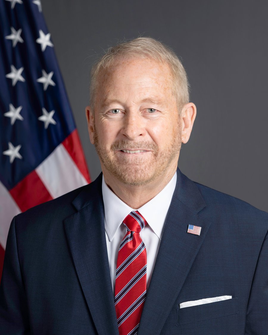 Retrato oficial de Ronald Johnson, embajador de Estados Unidos en México