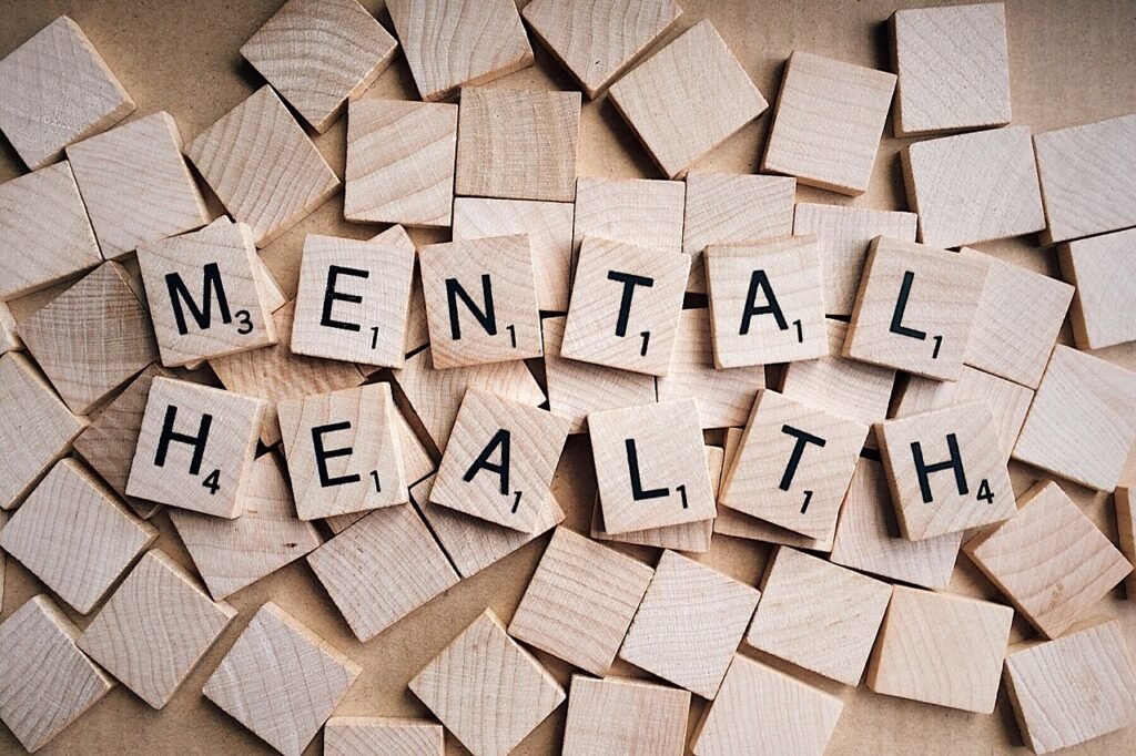 Fichas de madera que forman las palabras Mental Health (salud mental)