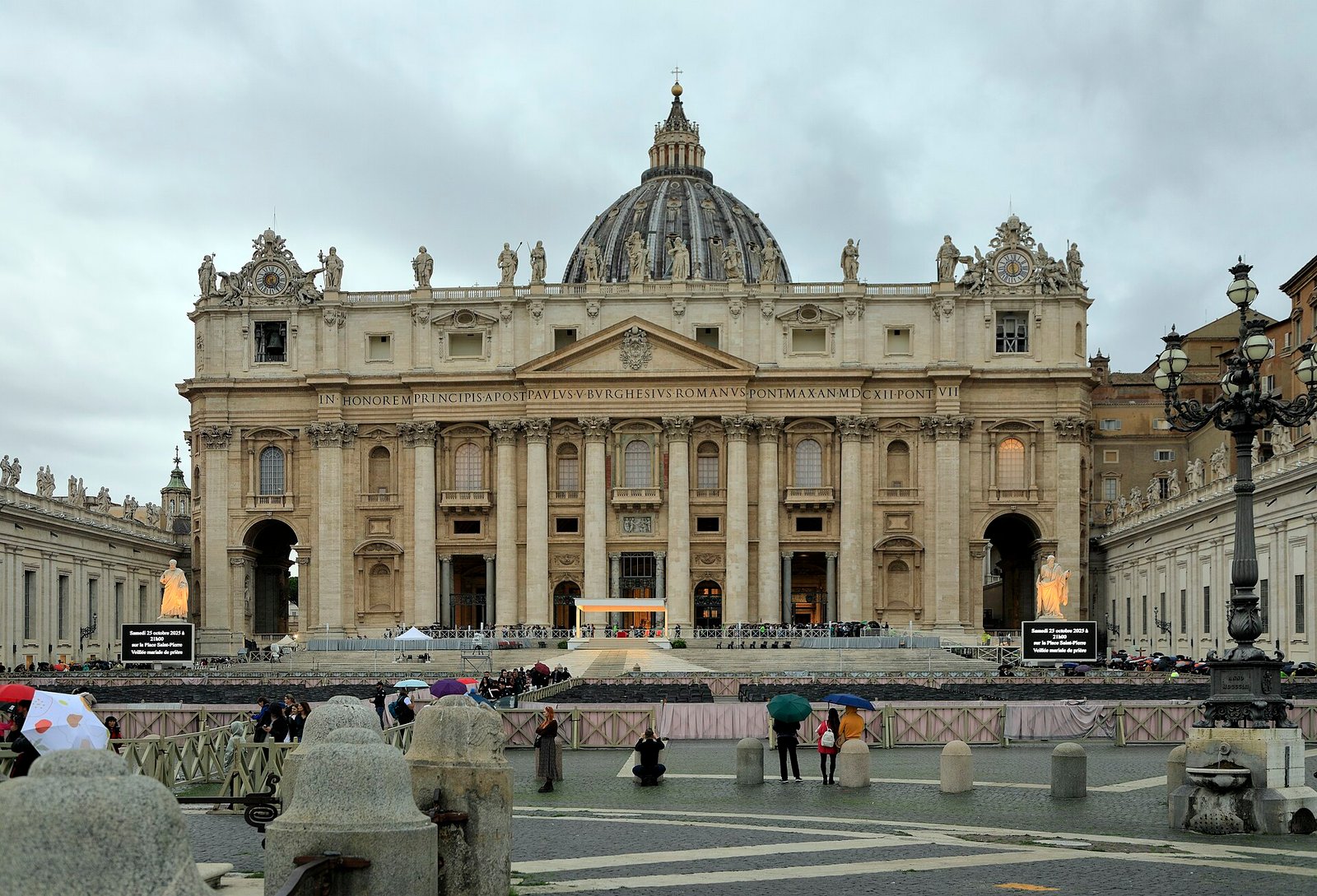 Fachada de la Basílica de San Pedro en el Vaticano
