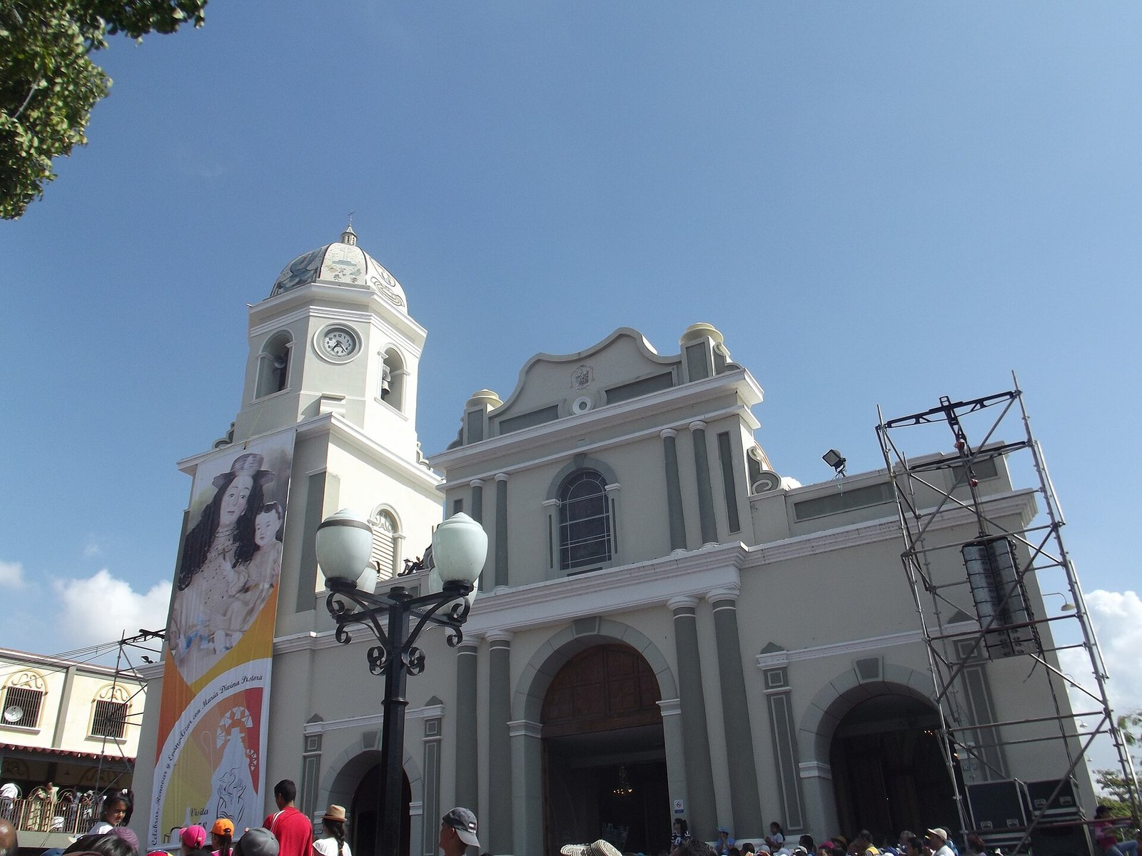 Basílica de Santa Rosa durante una procesión de la Divina Pastora en Barquisimeto