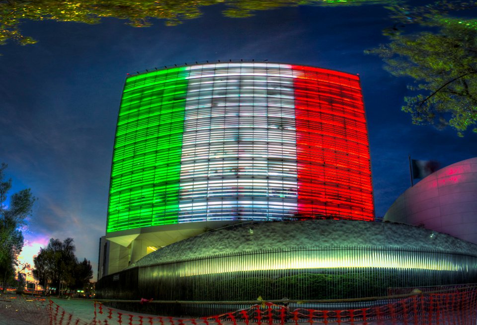 Edificio del Senado de la República iluminado con los colores de la bandera de México
