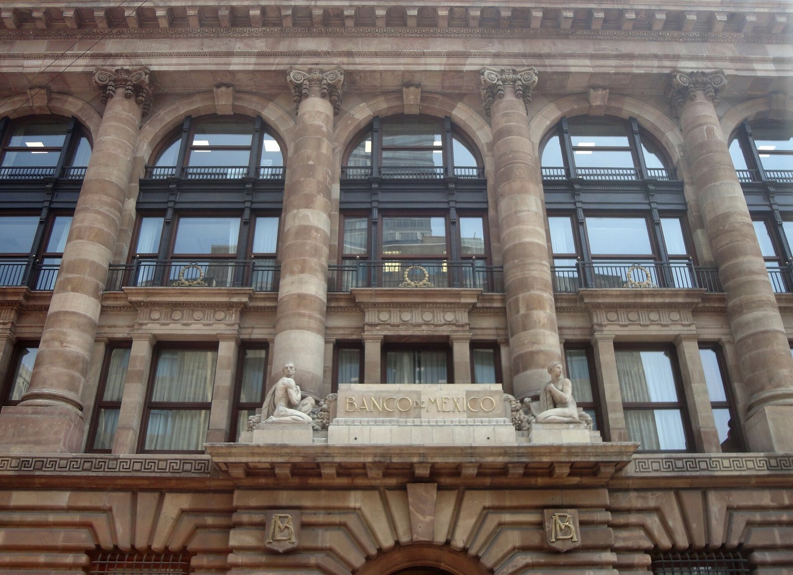 Fachada del edificio histórico del Banco de México en la Ciudad de México