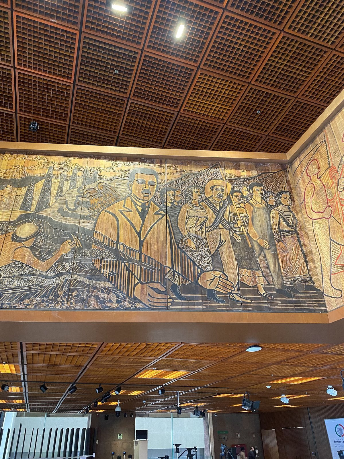 Mural tallado en madera en el interior del Palacio Legislativo de San Lázaro
