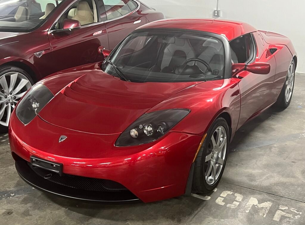 Tesla Roadster original de 2008 exhibido en el Museo Automotriz Petersen
