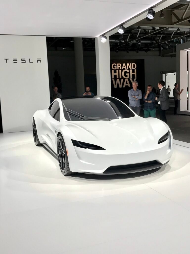 Tesla Roadster blanco exhibido en Grand Basel 2018
