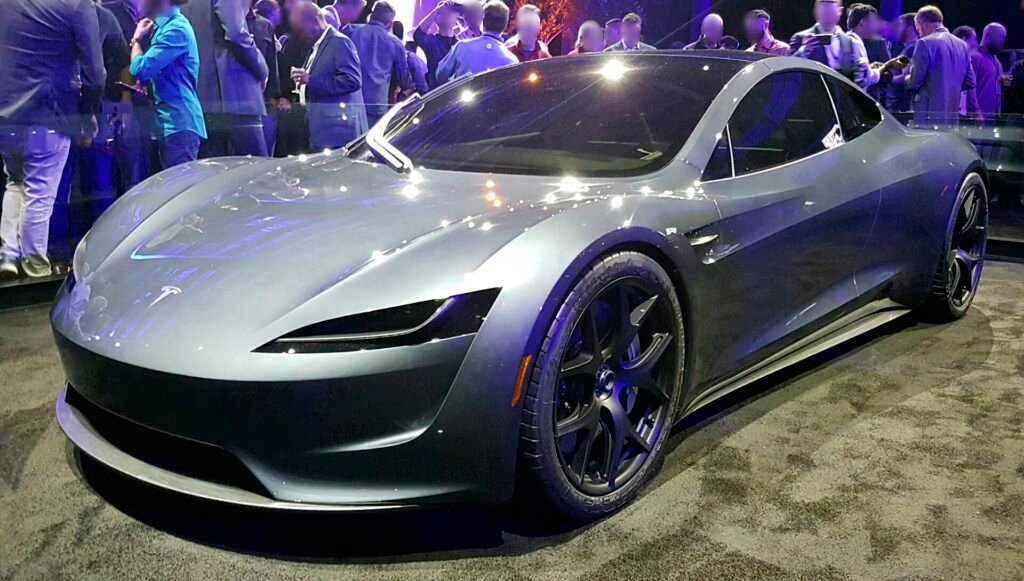Prototipo plateado del Tesla Roadster rodeado de asistentes