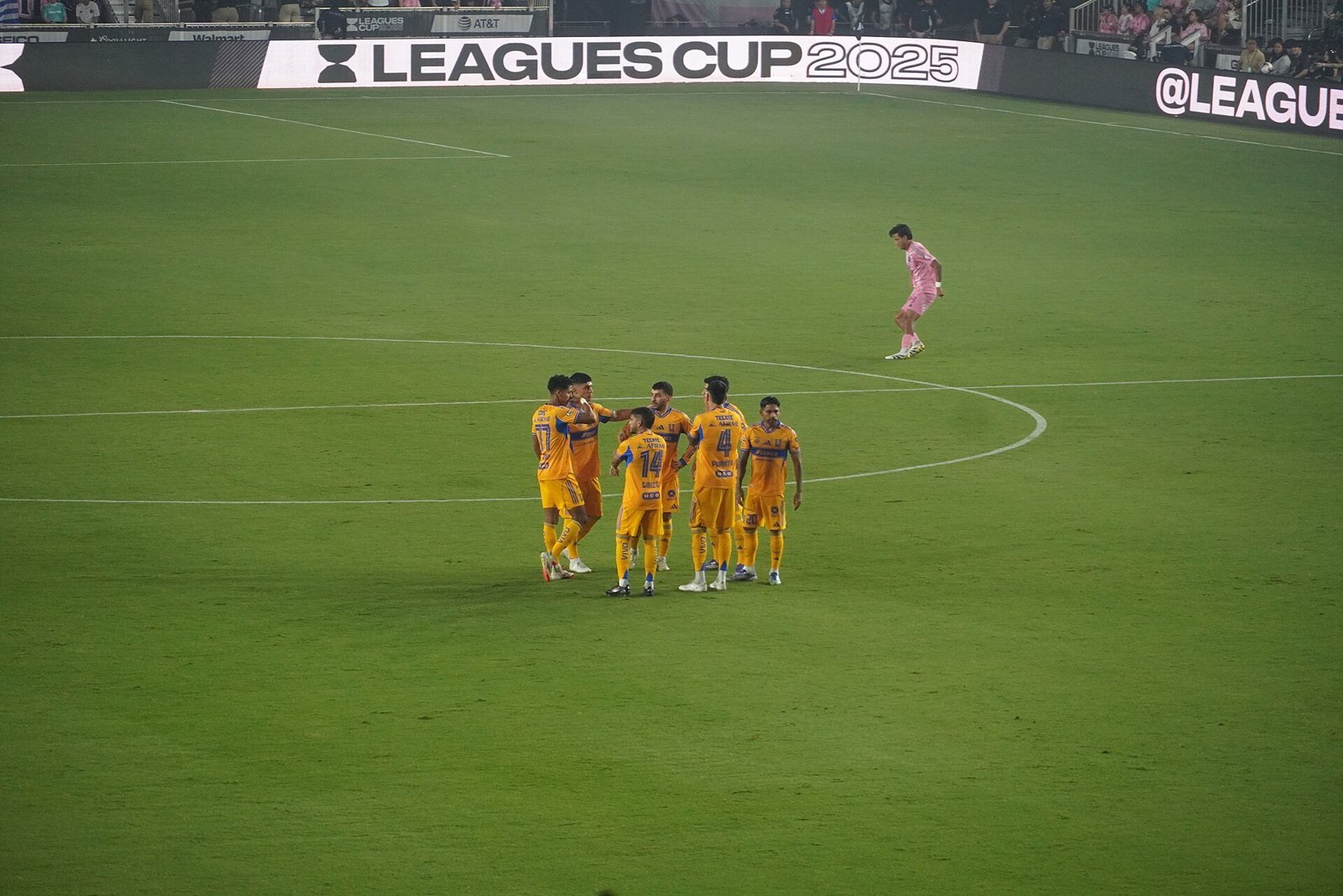Jugadores de Tigres UANL en un partido de la Leagues Cup 2025
