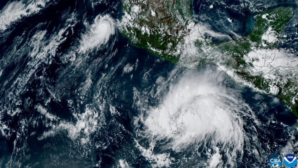 Imagen satelital del Pacífico mexicano con el huracán Simón cerca de la costa y la tormenta tropical Trudy más al sur
