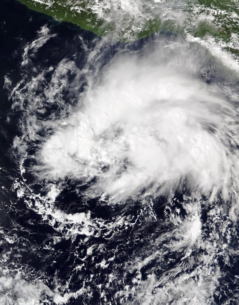 Vista satelital de la tormenta tropical Trudy sobre el océano Pacífico al sur de México