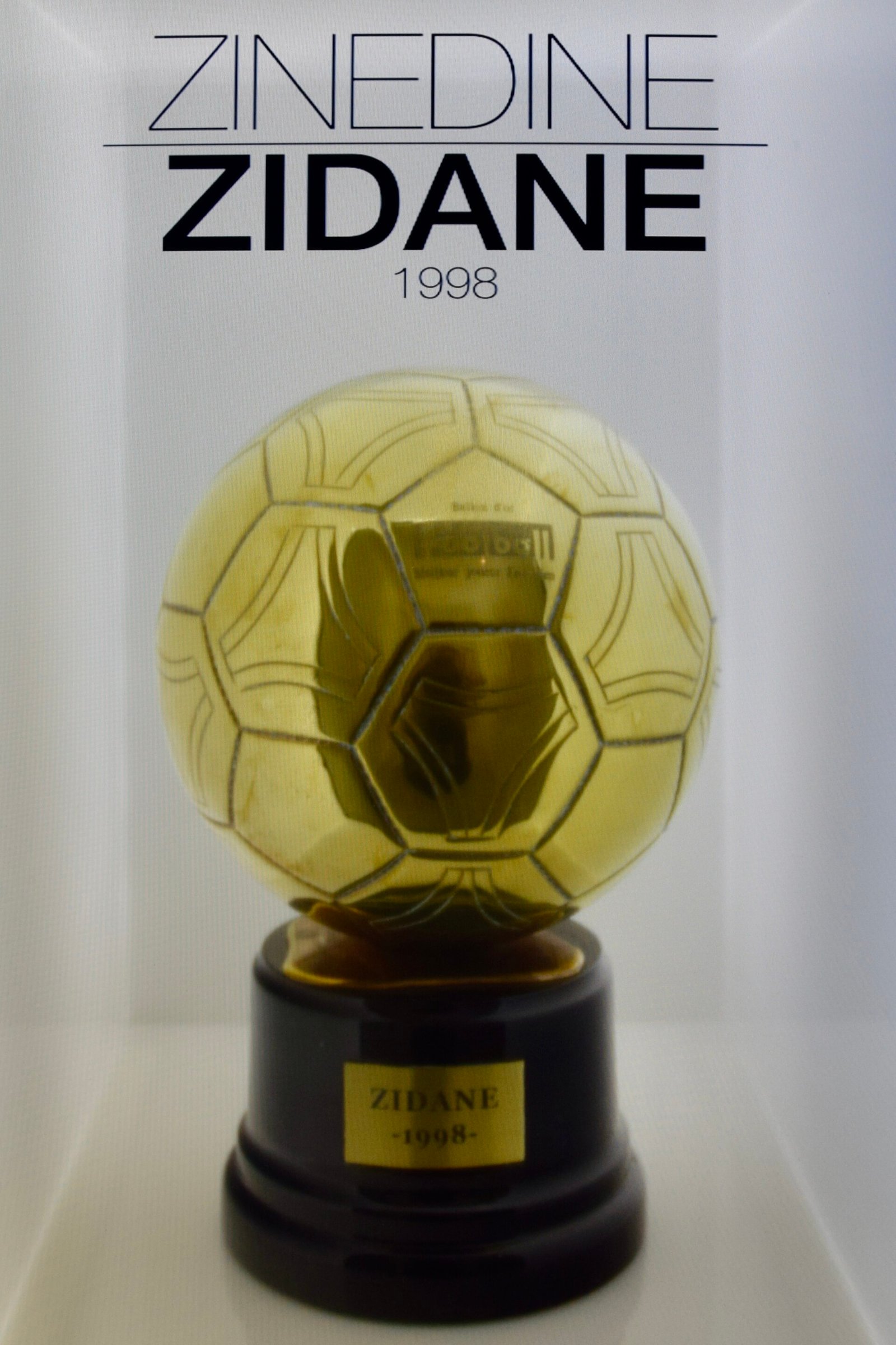 Trofeo del Balón de Oro exhibido en una vitrina de museo