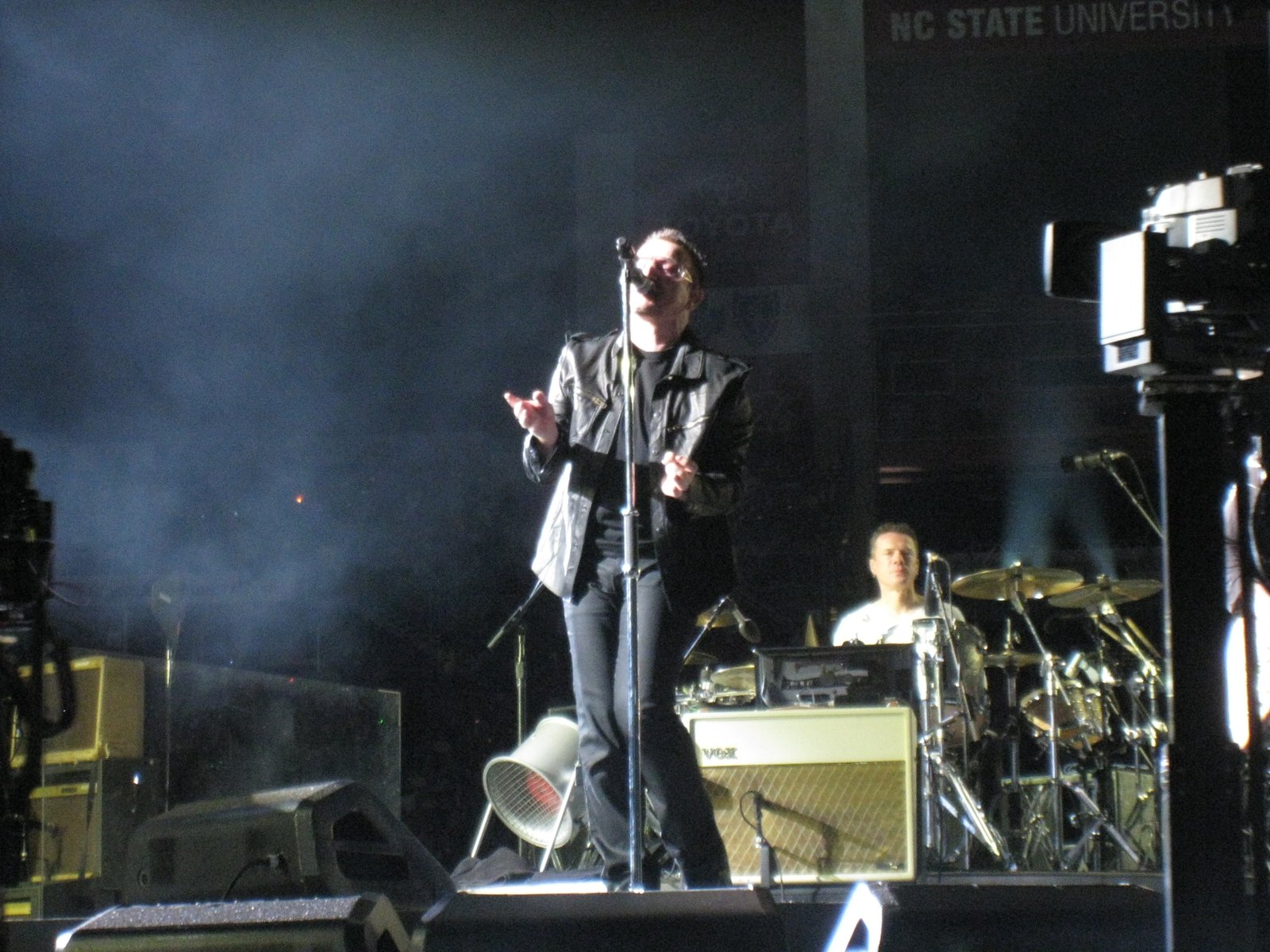 Bono de U2 en un concierto en vivo