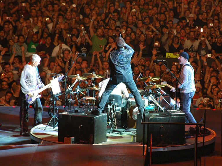Concierto de U2 en estadio durante el 360 Tour