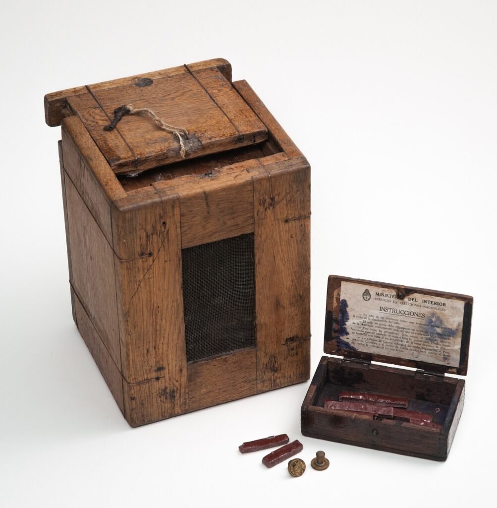 Urna electoral de madera de 1916 exhibida en el Museo del Bicentenario