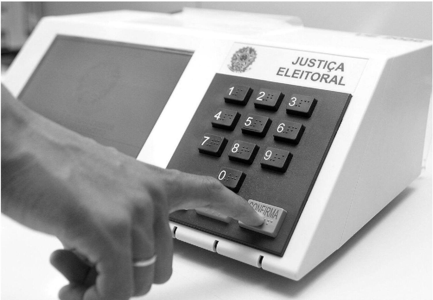 Urna electrónica brasileña de la Justicia Electoral con teclado numérico