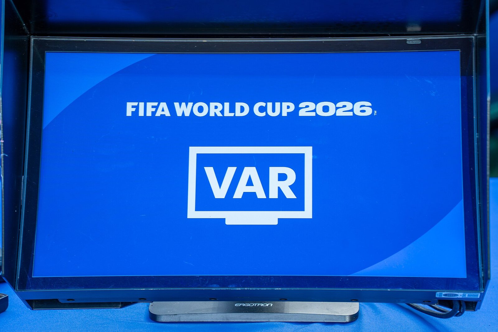 Árbitro revisa una jugada en el monitor del VAR durante un partido