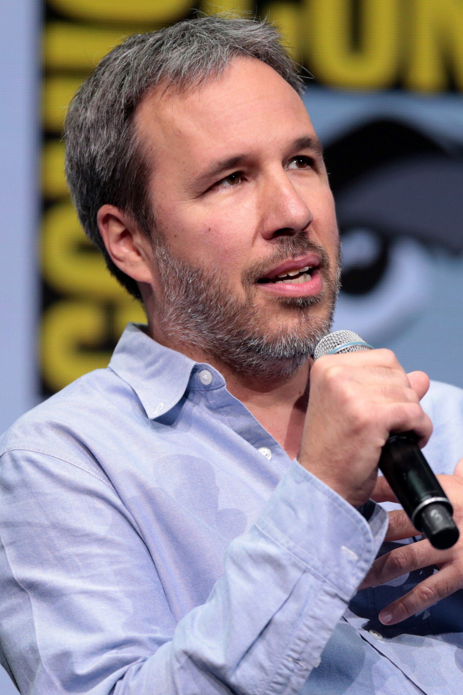 Denis Villeneuve habla con un micrófono en un panel