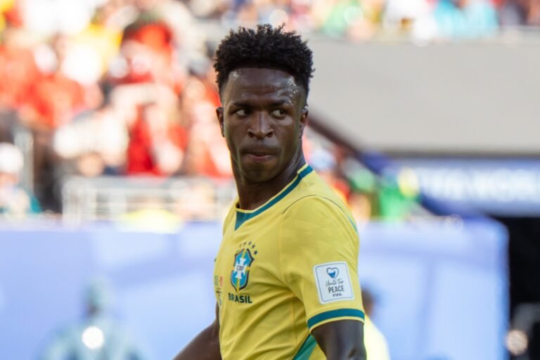 Vinícius Júnior con la camiseta de Brasil